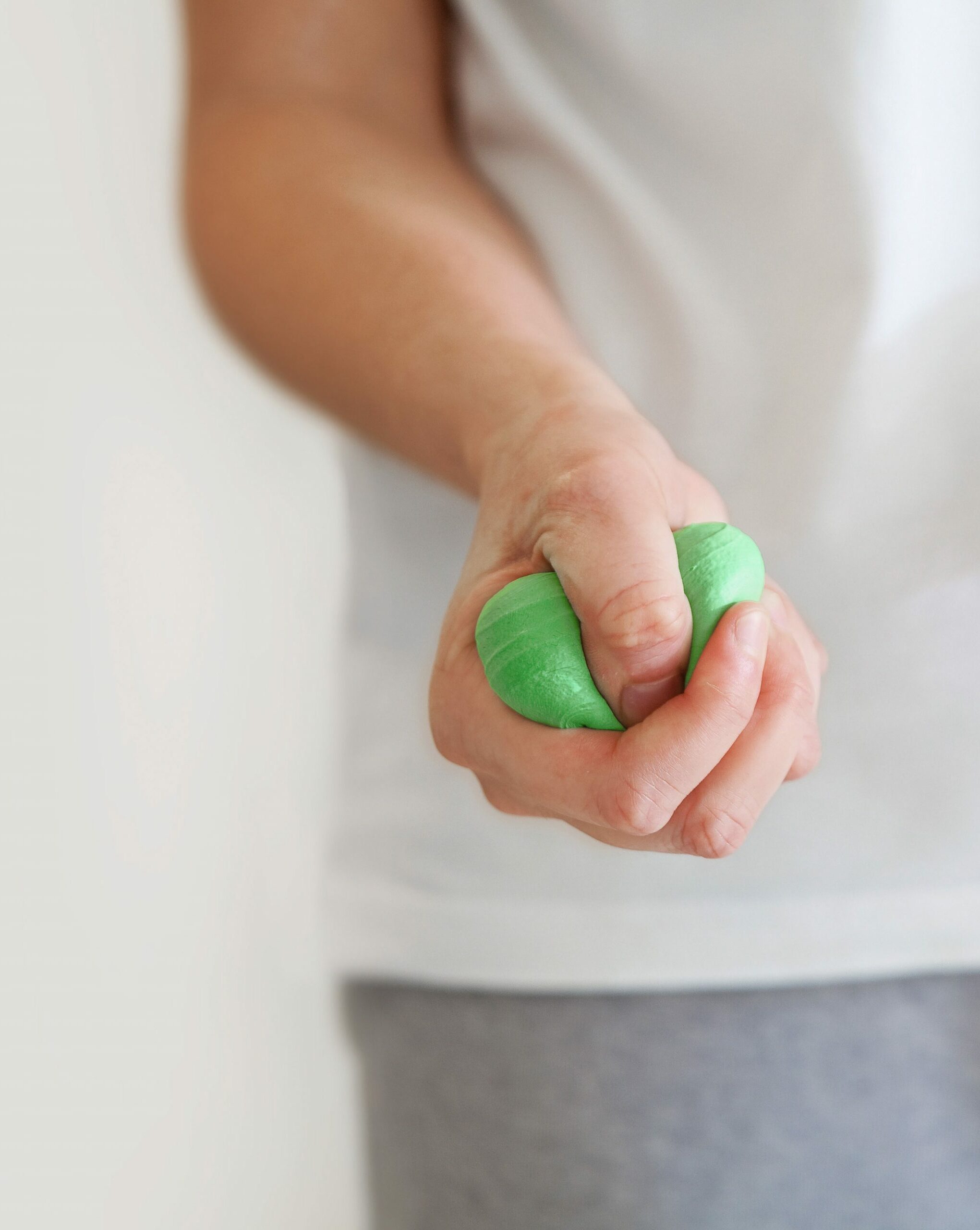 Mano de adulto apretando una pelota antiestrés